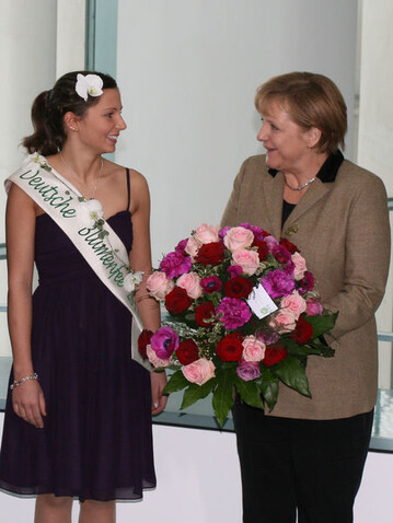 Lisa Maurer, Deutsche Blumenfee 2011/2012, mit Bundeskanzlerin Angela Merkel, der sie am heutigen Valentinstag den Gru der Grtner und Floristen berbrachte.