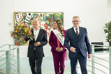 Der Blumengru des Gartenbaus zum Valentinstag, gefertigt und bergeben von der Deutschen Blumenfee 2023/24 Kathrin Khler an Bundeskanzler Olaf Scholz. ZVG-Prsident Jrgen Mertz erluterte die aktuellen Herausforderungen der Branche.