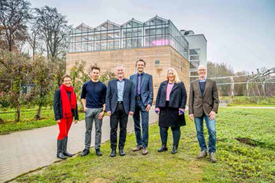 Vor der Indoorfarm von links: Christel Tesch, Niederschsisches Ministerium fr Wissenschaft und Kultur, Sebastian Deck, Wissenschaftlicher Mitarbeiter und Koordinator des Forschungszentrums Agrarsysteme der Zukunft, Prof. Dr. Andreas Ulbrich, Professor fr Gemseproduktion- und
verarbeitung Hochschule Osnabrck, Prof. Dr. Andreas Bertram, Hochschulprsident, Julika Bruning, Projektleiterin Hochschule Osnabrck und Martin Ferner, Hdepohl. Ferner Architektur- und Ingenieurgesellschaft.