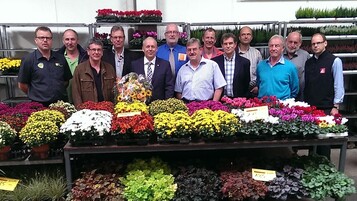 Gruppenfoto der Teilnehmer (von links) der Blumengromrkte (BGM): Hans-Georg Biller (BGM Mannheim), Harald Waibel (BGM Mannheim), Joachim Rottweiler (BGM Reutlingen), Herbert Kettermann (BGM Dortmund), Raimund Korbmacher (BGM Kln), Reiner Wilk (BGM Frankfurt), Peter-Ren Hecker (BGM Dsseldorf), Gert Hieber (BGM Stuttgart), Werner Hndgen (BGM Kln), Eckhard Mller (BGM Dsseldorf), Heinz Sauer (BGM Mannheim), Manfred Pipper (BGM Frankfurt), Frank Schfer (BGM Karlsruhe).