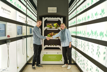 Im Gartenbaumuseum der ega Erfurt gibt es jetzt ein vertikales Kultursystem fr die Indoor-Gemseanzucht: VE.PLANT. Alieda Halbersma (Gartebaumusuem Erfurt) und Max Wendl (VE.PLANT) begren die Neuerung. 