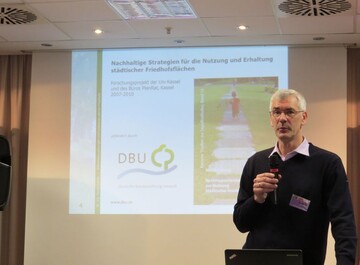 Dr.-Ing. Martin Venne, Universitt Kassel, stellte das Forschungsprojekt ffentliche Leistungen und Funktionen aktiver Friedhfe vor.