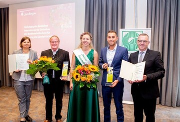Verleihung des Innovationspreises Gartenbau, von links: Dr. Manuela Rottmann, Parlamentarische Staatssekretrin BMEL, Richard Petri (RiPlant), Regina Haindl, Deutsche Blumenfee 2022/23, Wolfgang Steiner (Gemsebau Steiner) und ZVG-Prsident Jrgen Mertz.