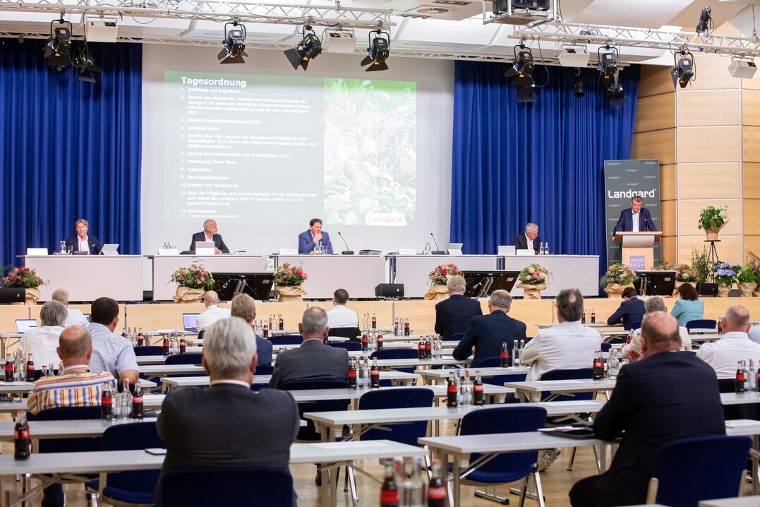 Auf dem Podium der hybriden Vertreterversammlung v.l. die drei Vorstnde der Landgard eG Robert Sauer, Dirk Bader und Carsten Bnig zusammen mit dem stellvertretenden Aufsichtsratsvorsitzenden Willi Andree und dem Aufsichtsratsvorsitzenden Bert Schmitz am Mikrofon.