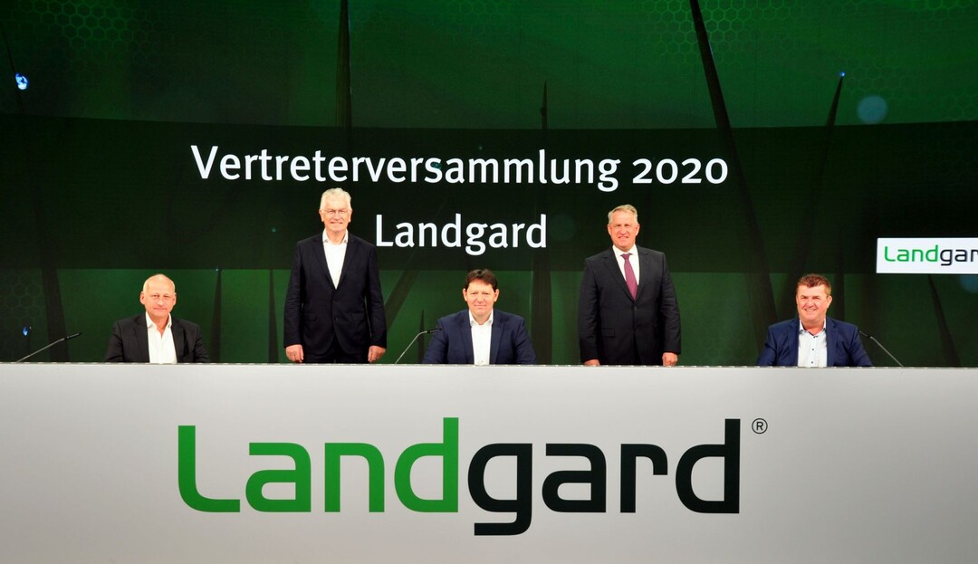 Von links: Die drei Landgard-Vorstände Dirk Bader, Karl Voges und Carsten Bönig mit Willi Andree (stellvertretender Aufsichtsratsvorsitzender) und Bert Schmitz (Aufsichtsratsvorsitzender).