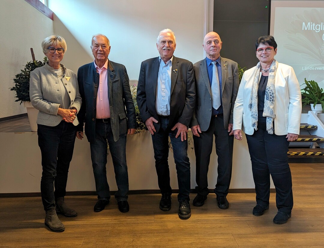 Die früheren Präsidenten des Landesverbandes Gartenbau Rheinland-Pfalz kamen nach Worms: Ludwig Kientzler, Claus Valentin Litz und Volker Schmitt traten gemeinsam mit der amtierenden Präsidentin Karoline Heiser (rechts) auf. ZVG-Vizepräsidentin Eva-Kähler Theuerkauf (links) beglückwünschte die Delegierten zu ihrer Entscheidung.