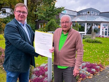 vlnr. Andreas Msing und Grtnermeister Dietrich Koeth vor der heutigen Geschftsstelle der FGG Friedhofsgrtner Gelsenkirchen eG 