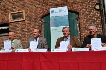 von links nach rechts: Dr. Robert Hermanowski (FiBL), Thomas Dosch 
(Bioland), Hans Hohenester (Naturland), Dr. Uli Zerger (SL) 
