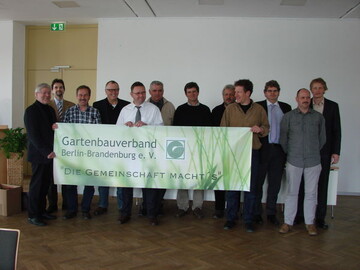 Der neu gewhlte Vorstand einschlielich der anwesenden Fachgruppenvorsitzenden im neuen Gartenbauverband Berlin-Brandenburg. Jrg Kirstein (5.v.l.), Dr. Klaus Henschel (3.v.l.), Lutz Grille (2.v.l.). 