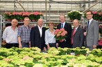 (Von links nach rechts): Peter
Engels, Josef Engels, Günter Bayer, Verbandsdirektor des Landesverbandes Gartenbau
Rheinland, Karin Engels, Axel Voss, MdEP, Raimund Korbmacher, Geschäftsführer des Blumengroßmarktes Köln, Stephan Jürgenliemk, Europa-Referent des Zentralverbandes
Gartenbau.