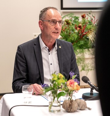  Geschftsfhrer Peter Bakker erhielt die goldene Plantion-Anstecknadel fr seine groen Verdienste um die Genossenschaft und den Zierpflanzenbau