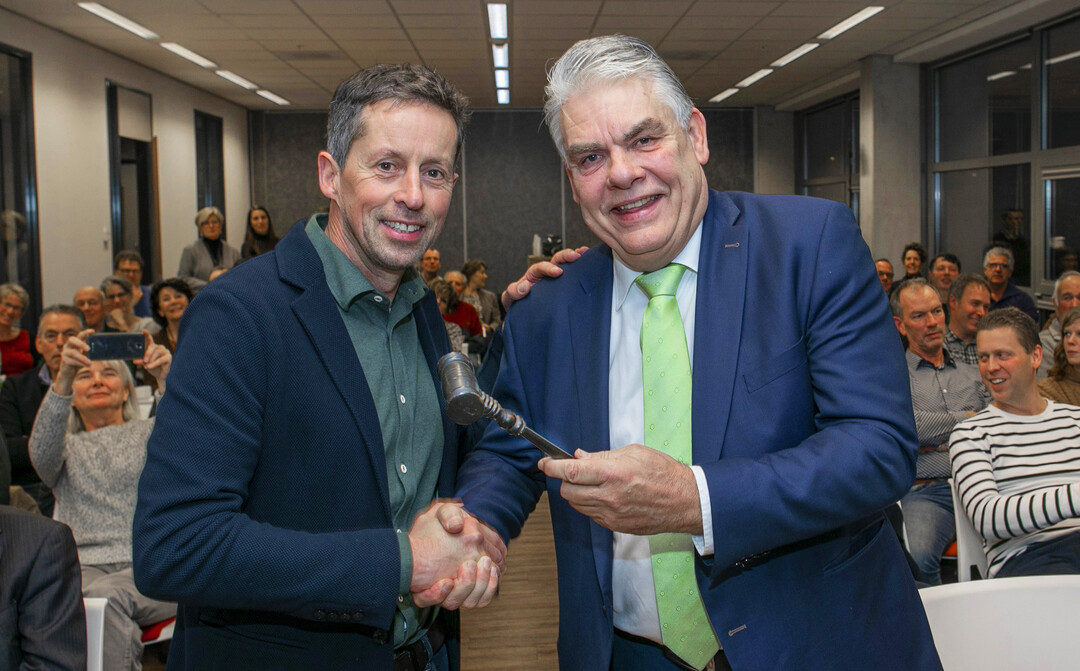 Jos Kersten übergab den Hammer des Vorsitzenden an René Willemsen, den neuen Vorsitzenden der Genossenschaft Plantion.