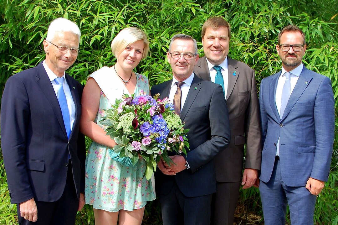Die ZVG-Vizepräsidenten Hartmut Weimann (li.) und Andreas Lohff (2.v.r.), die Deutsche Blumenfee 2015/2016 Alexandra Berchtenbreiter sowie Generalsekretär Bertram Fleischer (r.) freuen sich auf die weitere Zusammenarbeit mit ZVG-Präsidenten Jürgen Mertz.