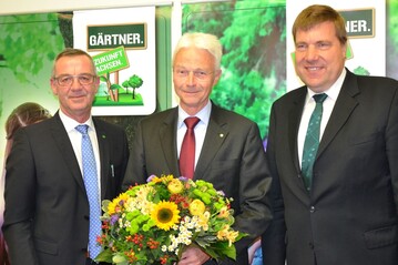 Die ZVG-Verbandsspitze wird sich weiterhin in bewhrter Konstellation fr die Belange der Grtner einsetzen: ZVG-Prsident Jrgen Mertz (links) und ZVG-Vizeprsident Andreas Lohff (rechts) mit dem im Amt besttigten ZVG-Vizeprsidenten Hartmut Weimann. 