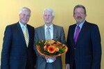 Dr. Hans-Hermann Bentrup (l.) und Franz-J. Jäger (r.) dankten Erwin Beyer (m.) herzlich für
den engagierten und langjährigen Einsatz für Entente Florale. Franz-J. Jäger übernimmt den
Vorsitz im Komitee.