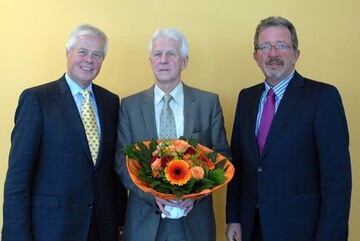 Dr. Hans-Hermann Bentrup (l.) und Franz-J. Jger (r.) dankten Erwin Beyer (m.) herzlich fr
den engagierten und langjhrigen Einsatz fr Entente Florale. Franz-J. Jger bernimmt den
Vorsitz im Komitee. 