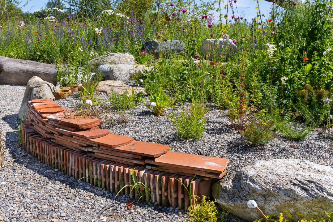 Naturgarten mit Recyclingmuerchen