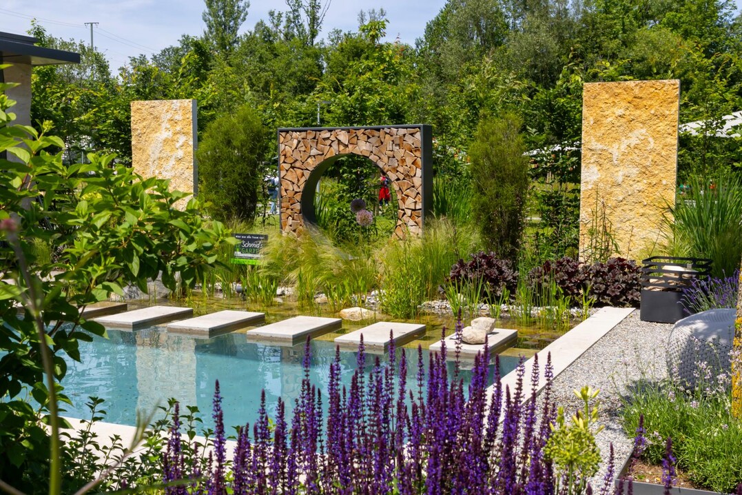 Schaugarten mit Schwimmteich und Sichtschutzelementen