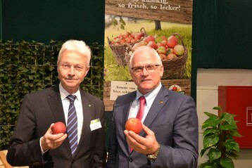 ZVG-Vizeprsident Hartmut Weimann (li.) begrt den Parlamentarischen Staatssekretr aus dem BMEL, Peter Bleser.
