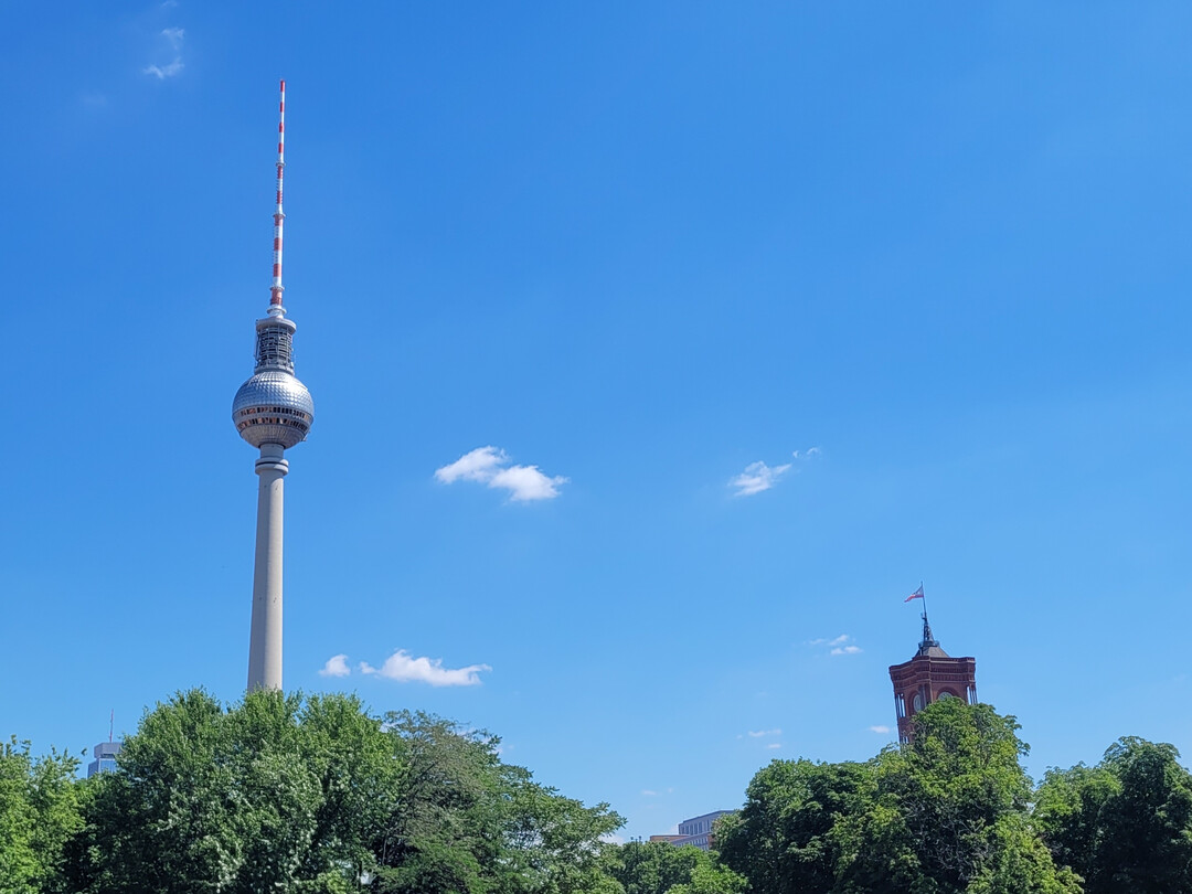 2022 schien die Sonne im bundesweiten Mittel rund 2025 Stunden und lag damit etwa 30 Prozent über dem Referenzwert der Periode 1961 bis 1991.