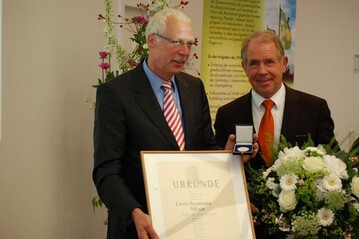 Der ZVG verlieh an Dr. Lutz Wetzlar die Ernst-Schrder-Mnze fr sein groes Engagement
im Rahmen des Projektes Entente Florale / Unsere Stadt blht auf (von links): Dr.
Lutz Wetzlar, Heinz Herker, Prsident des Zentralverbandes Gartenbau.