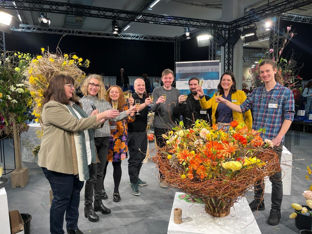 Bekannte FloristInnen aus dem FDF-Netzwerk #floralproject 3.0 zeigten auf der FDF Bühne praxisnahe Designs unter dem Titel „Im Einkauf liegt der Gewinn!".