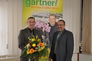 Mit einem Blumenprsent gratulierte HGV-Vizeprsident Uwe Schmidt stellvertretend fr die hessischen Grtner Jrgen Mertz zu seiner Wiederwahl.
