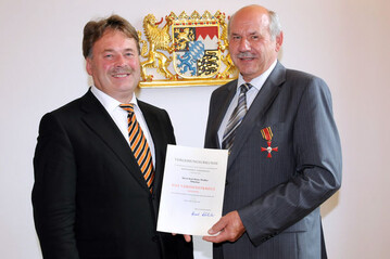 Das Verdienstkreuz am Bande des Verdienstordens der Bundesrepublik Deutschland hat Landwirtschaftsminister Helmut Brunner (links) dem langjhrigen Vizeprsidenten des Bayerischen Grtnerei-Verbands, Karl-Heinz Wieler aus Mnchen, berreicht