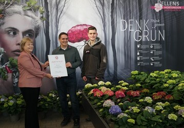 Zertifikat Ausbildung Ossyra_Pellens_Janssen: Barbary Ossyra berreichte das Zertifikat fr Nachwuchsfrderung an Andreas Pellens (Mitte) und Auszubildenden Matthis Janssen.