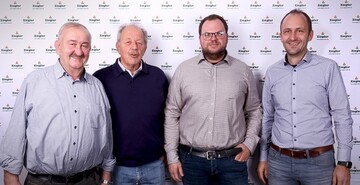 Gerhard Wolf (2. v. l.) bergibt die Vertriebsleitung an seinen Nachfolger Felix Krmer (2. v. r.). Geschftsfhrer Gregor Ziegler (l.) und Matthias Ziegler (r.) gratulieren.
