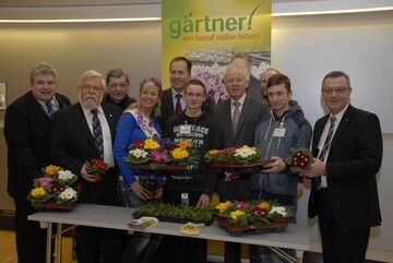 Ralf Kretschmer, Vorsitzender des Ausschusses Bildungspolitik und Berufsbildung; Heinrich Hiep, Vorsitzender des Bundesverbandes Zierpflanzen und Prsident des Landesverbandes Gartenbau Rheinland; Helmuth Prinz, Prsident des Fachverbandes Deutscher Floristen  Bundesverband -; Dominique Ostheeren, Deutsche Blumenfee 2012/2013; Helmut Rskamp, Prsident des Landesverbandes Gartenbau Westfalen-Lippe; Benedikt Gertz, Auszubildender; Roland Matzdorf, Ministerium fr Arbeit, Integration und Soziales des Landes Nordrhein-Westfalen; Lukas Winkel, Auszubildender; Jrgen Mertz, Prsident des ZVG. 