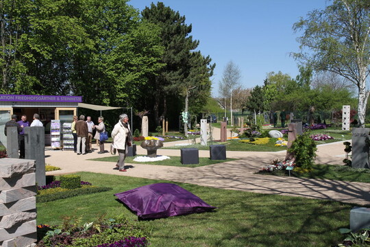 Zlpich Mit 40 Schaugrbern, einem Bestattungs- und Memoriam-Garten und einem eigenen Pavillon sind die rheinischen Friedhofsgrtner in Zlpich vertreten. 