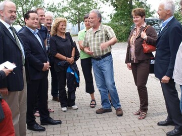 Forderung nach Risikoausgleichsrcklage: ZVG-Vizeprsident Hartmut Weimann und Joachim
Hespeler, Inhaber der Grtnerei Hespeler, im Gesprch mit der Politik (Alexander Bonde, Minister
fr Lndlichen Raum und Verbraucherschutz in Baden-Wrttemberg, Beate Mller-Gemmeke MdB
B90/Die Grnen)
