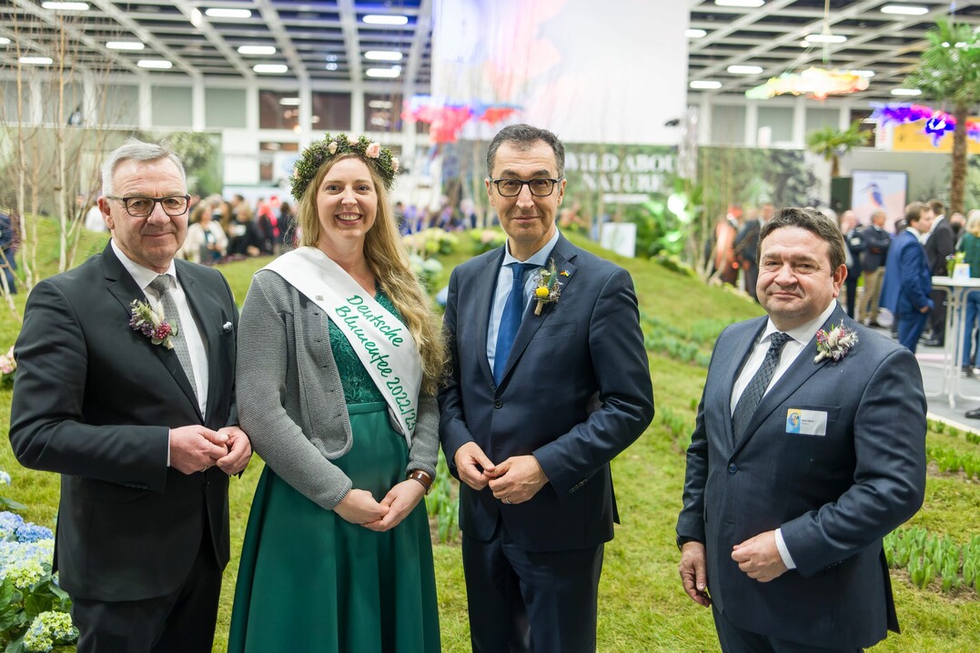 Von links: ZVG-Präsident Jürgen Mertz, die Deutsche Blumenfee 2022/23 Regina Haindl, Bundeslandwirtschaftsminister Cem Özdemir und Landgard-Vorstandsvorsitzender Oliver Mans beim Blumenhallenempfang 2023.