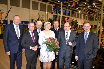 Die Deutsche Blumenfee Alexandra Berchtenbreiter empfing Ernhrungsminister Christian Schmidt in der Blumenhalle.