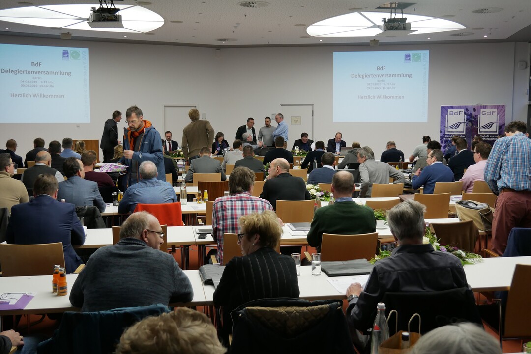 Die Bundesarbeitstagung des Bundes deutscher Friedhofsgrtner (BdF) und der Gesellschaft deutscher Friedhofsgrtner mbH (GdF) zog viele Interessenten nach Berlin.