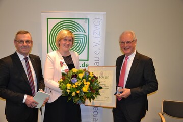 ZVG-Prsident Jrgen Mertz zeichnete Prof. Dr. Bernd Bhmer (r.) mit der Ernst Schrder Mnze in Silber aus.