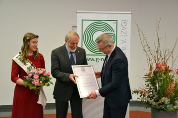 ZVG-Prsident Mertz (rechts) verleiht Henning Sannemann die Ehrennadel in Gold.