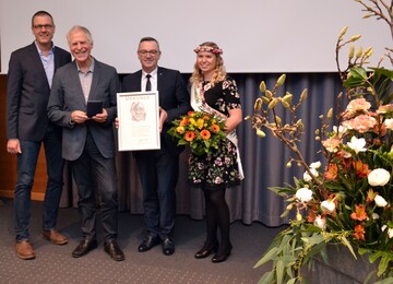 v.l.n.r.: Ufen, Lptien, ZVG-Prsident Jrgen Mertz, Blumenfee Lisa Bartels
