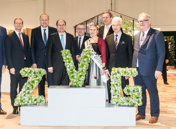 Berlins Regierender Brgermeister, Michael Mller, Bundesagrarminister Christian Schmidt und Joachim Ruckwied, Prsident des Deutschen Bauernverbandes, werden von der Deutschen Blumenfee, Lisa Bartels und dem Geschftsfhrenden Vorstand des ZVG empfangen (v.l.n.r. Jrgen Mertz, Prsident, Hartmut Weimann, Vizeprsident, Wilhelm Bck, Vizeprsident).