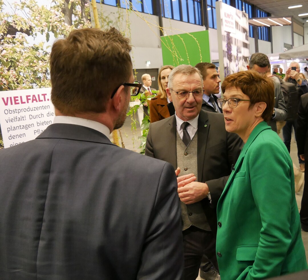 Anlaufpunkt fr Politik und Verbraucher  CDU-Vorsitzende Annegret Kramp-Karrenbauer am Stand des ZVG.