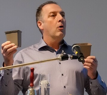BdS-Vorsitzender Michael Moll regte die einheitliche Nutzung von zertifizierten recyclingfhigen Tpfen fr die Staudengrtner an.