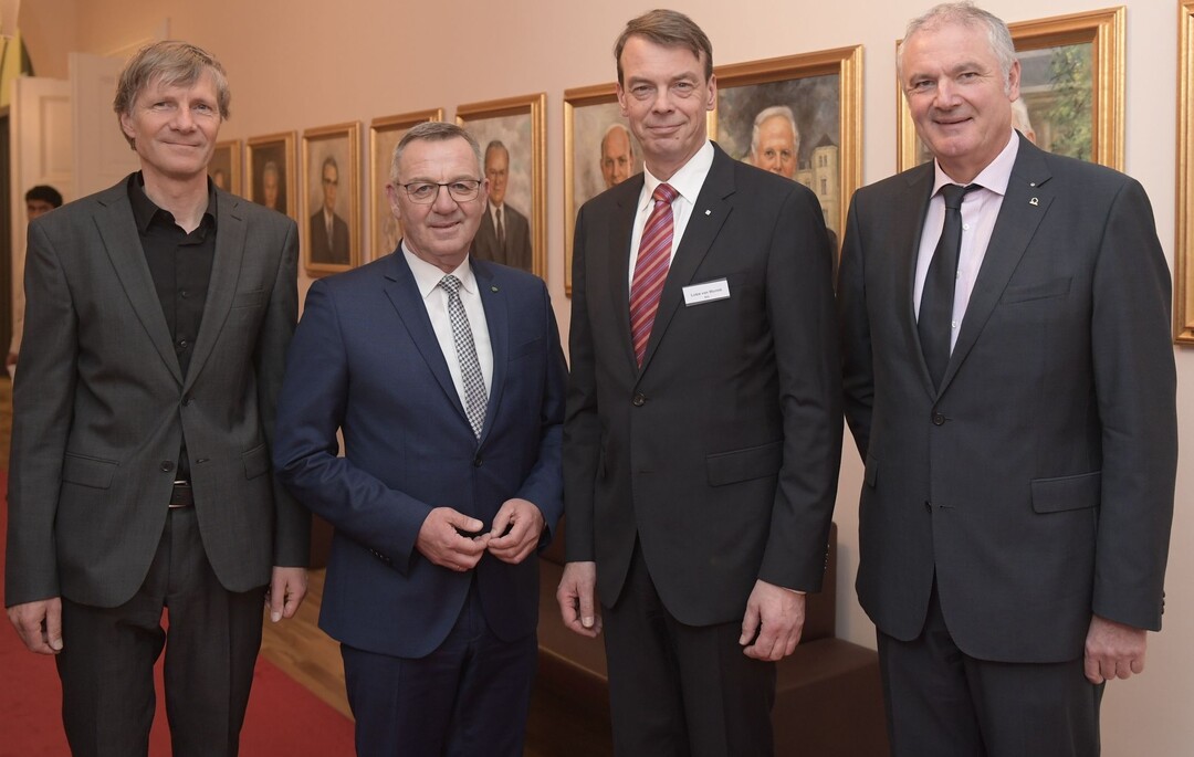 Die Präsidenten der vier grünen Verbände begrüßten die Teilnehmer des Parlamentarischen Abends in Berlin: (v. l.) Till Rehwaldt (bdla), Jürgen Mertz (ZVG), Lutze von Wurmb (BGL) und Helmut Selders (BdB).