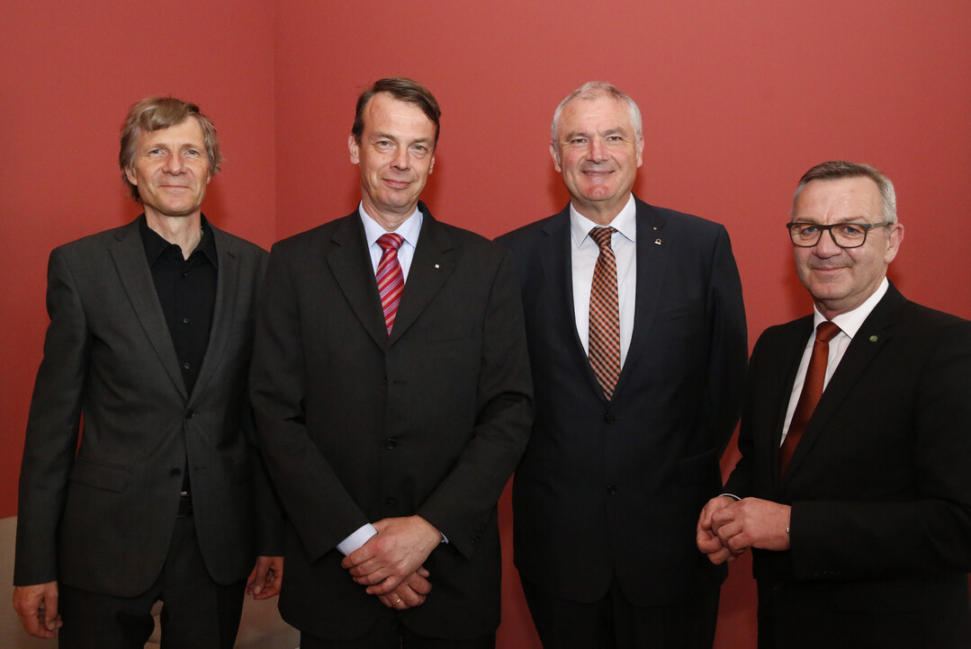 Die Prsidenten der vier grnen Verbnde begrten die Teilnehmer des Parlamentarischen Abends in Berlin. (v.l.) Till Rehwaldt (bdla), Lutze von Wurmb (BGL), Helmut Selders (BdB) und Jrgen Mertz (ZVG).