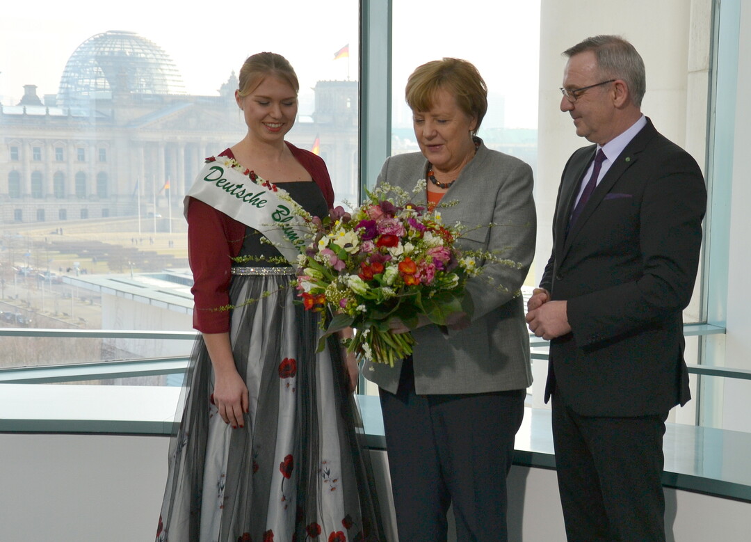 Ein Highlight für die Deutsche Blumenfee 2017/2018 war die Übergabe des Valentinsstraußes an die Bundeskanzlerin, resümiert (von links: Lisa Bartels, Deutsche Blumenfee, Bundeskanzlerin Angela Merkel, ZVG-Präsident Jürgen Mertz).