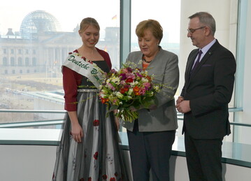 Ein Highlight fr die Deutsche Blumenfee 2017/2018 war die bergabe des Valentinsstraues an die Bundeskanzlerin, resmiert (von links: Lisa Bartels, Deutsche Blumenfee, Bundeskanzlerin Angela Merkel, ZVG-Prsident Jrgen Mertz).