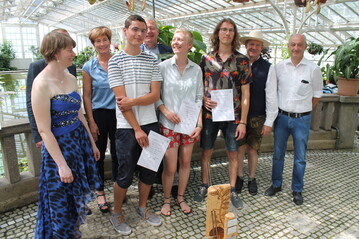 1. Platz der Wettbewerbsstufe A (v.l.): Diana Emmert, Landesvorsitzende der Bayerischen Junggrtner, Stefan Boertz, Landesvorsitzender der Bayerischen Junggrtner (verdeckt), Frau Salzinger-Nuener (FDF), Jakob Aschenbrenner, Berchtenbreiter (BGV), Sophie Kaupert, David Kraus, Bsl (BdB), Baur.