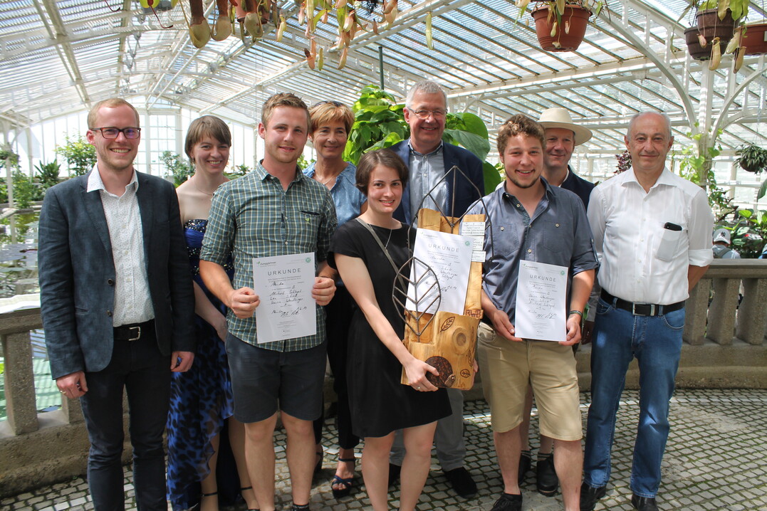 1. Platz Wettbewerbsstufe B (v.l.): Stefan Boertz, Landesvorsitzender der Bayerischen Junggrtner, Diana Emmert, Landesvorsitzende der Bayerischen Junggrtner, Michael Schlegel, Frau Salzinger-Nuener (FDF), Lea Schink, Berchtenbreiter (BGV), Quirin Wendlinger, Bsl (BdB), Baur.