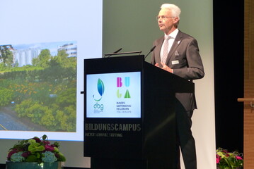 Hartmut Weimann, Vizeprsident des Zentralverbands Gartenbau, bei seiner Begrungsansprache an die Teilnehmer des AIT.