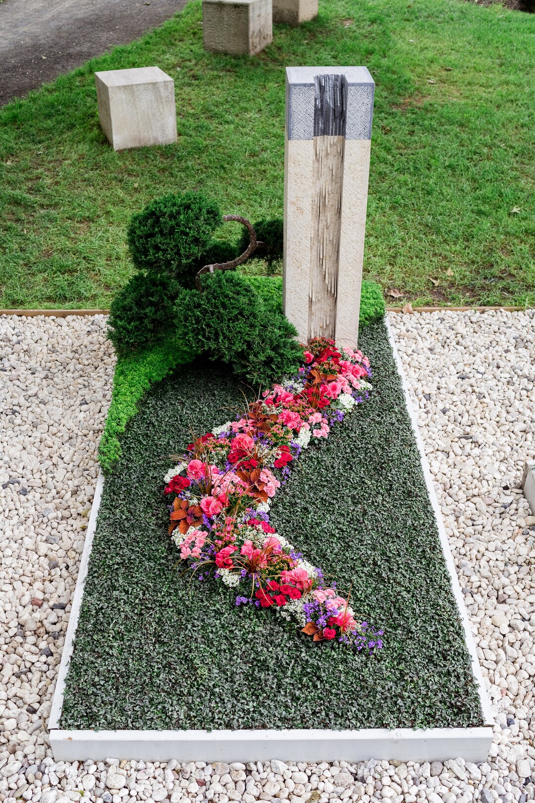 Den Ehrenpreis der Friedhof Treuhand Berlin Dauergrabpflegegesellschaft mbH (FTB) fr erfolgreiche Nachwuchsgrtnerinnen erhielt Verena Goldberg von der Friedhofsgrtnerei Haag aus Stuttgart 